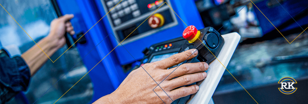 Foto de uma mão operando máquina