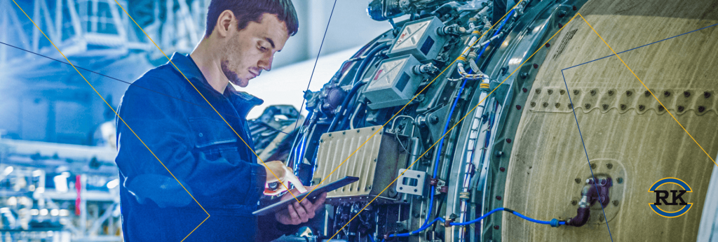 Homem fazendo manutenção em equipamento