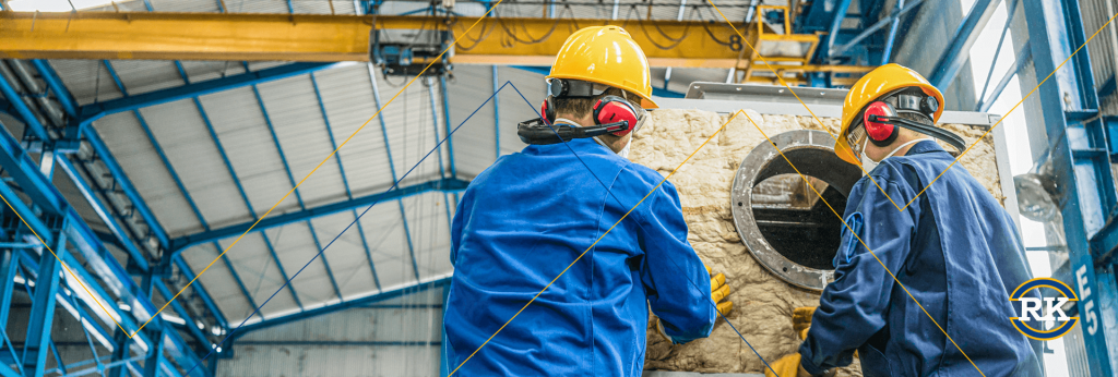 trabalhadores-em-frente-a-um-equipamento-industrial