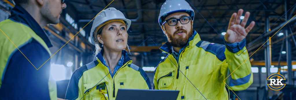 trabalhadores-industriais-conversando