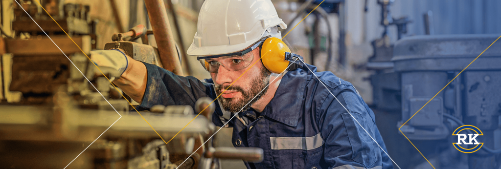 profissional-fazendo-manutencao-preventiva-industrial